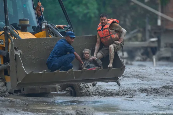 (FOTO/VIDEO) Novi bilans u Nepalu 160 poginulih, 600 se vodi kao nestallo, među njima 77 hodočasnika; Poznat uzrok katastrofe