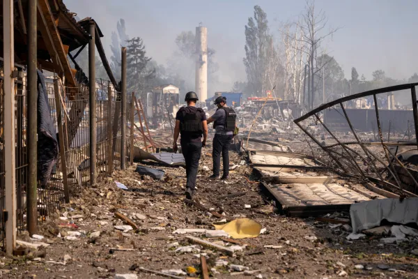 (FOTO) Ukrajinski zvaničnici: Broj poginulih u napadu u blizini Kijeva porastao na 37
