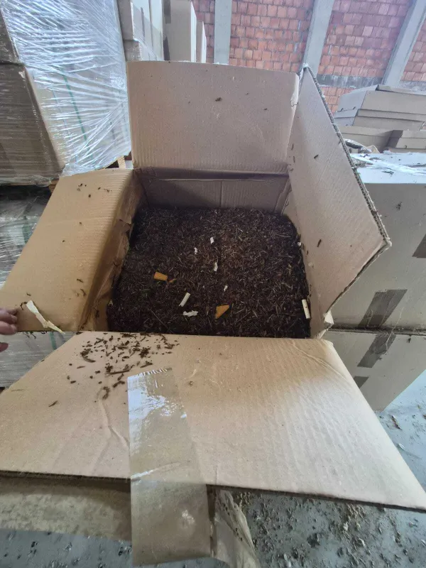 (FOTO) Policija otkrila nelegalan objekat sa 13,5 tona duvana, istraga u toku