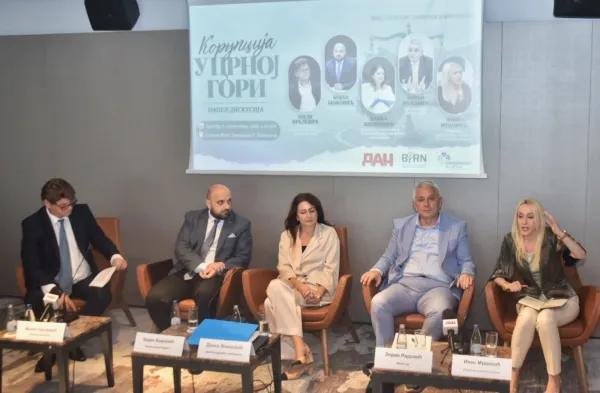 (FOTO) Panel diskusija &bdquo;Dana&ldquo;: Korupcija duboko ukorijenjena, borba neophodna zajedničkim djelovanjem