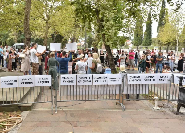 (VIDEO) Roditelji protestuju ispred Ustavnog suda, najavljuju blokade vrtića