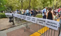 (VIDEO) Roditelji protestuju ispred Ustavnog suda, najavljuju blokade vrtića