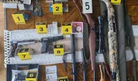 Policija pretresla 12 lokacija u &scaron;est gradova: Oduzeti 11 komada oružja i 430 metaka