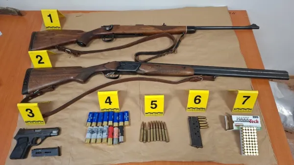 Policija pretresla 12 lokacija u &scaron;est gradova: Oduzeti 11 komada oružja i 430 metaka