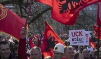 (VIDEO) Protesti u Pri&scaron;tini: Demonstranti gađali zgradu kosovske Vlade kamenicama, polomljeno nekoliko prozora