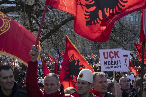 (VIDEO) Protesti u Pri&scaron;tini: Demonstranti gađali zgradu kosovske Vlade kamenicama, polomljeno nekoliko prozora