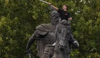 (VIDEO) Protesti u Pri&scaron;tini: Demonstranti gađali zgradu kosovske Vlade kamenicama, polomljeno nekoliko prozora