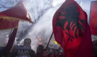 (VIDEO) Protesti u Pri&scaron;tini: Demonstranti gađali zgradu kosovske Vlade kamenicama, polomljeno nekoliko prozora