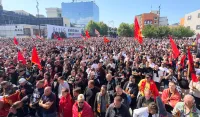 (VIDEO) Protesti u Pri&scaron;tini: Demonstranti gađali zgradu kosovske Vlade kamenicama, polomljeno nekoliko prozora
