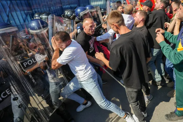 (FOTO) Kamenicama na sjedi&scaron;te Euleksa i tokom noći, dvije osobe privedene