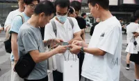 (FOTO) Haos u Kini zbog novoh iPhone telefona: Vi&scaron;e od sedam miliona prednarudžbi