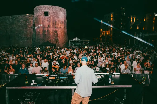 Na prepunom trgu u Budvi nastupili Eric Prydz, Mathame i Burkakke