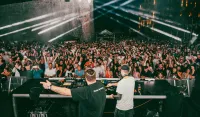 Na prepunom trgu u Budvi nastupili Eric Prydz, Mathame i Burkakke