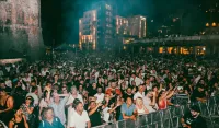 Na prepunom trgu u Budvi nastupili Eric Prydz, Mathame i Burkakke