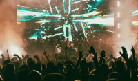 Na prepunom trgu u Budvi nastupili Eric Prydz, Mathame i Burkakke