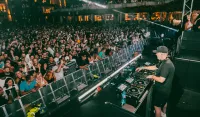 Na prepunom trgu u Budvi nastupili Eric Prydz, Mathame i Burkakke