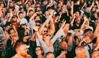 Na prepunom trgu u Budvi nastupili Eric Prydz, Mathame i Burkakke
