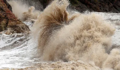 Тајфун Ин-Фа погодио источну обалу Кине