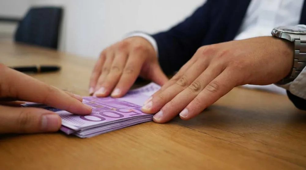 GARANCIJE KREDITI zajam rata otplata pare ueri euro