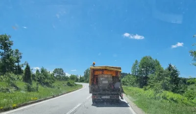 Прскање путног појаса хемикалијама