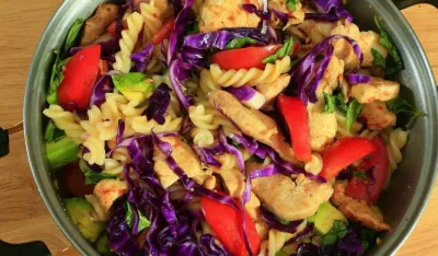 Салата са пилетином, спанаћем и тестенином