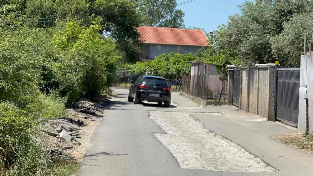 (ВИДЕО) Пета саниција Улице Васа Брацанова: Потонуле и бетонске закрпе