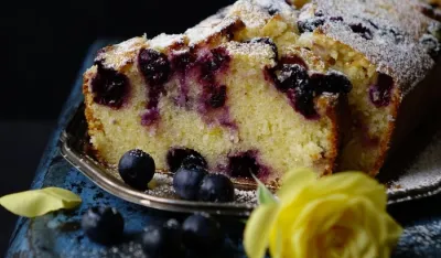 Колач са боровницама и рибизлама