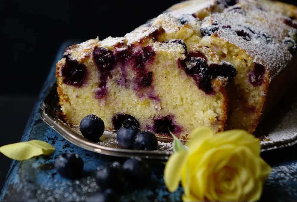 Колач са боровницама и рибизлама