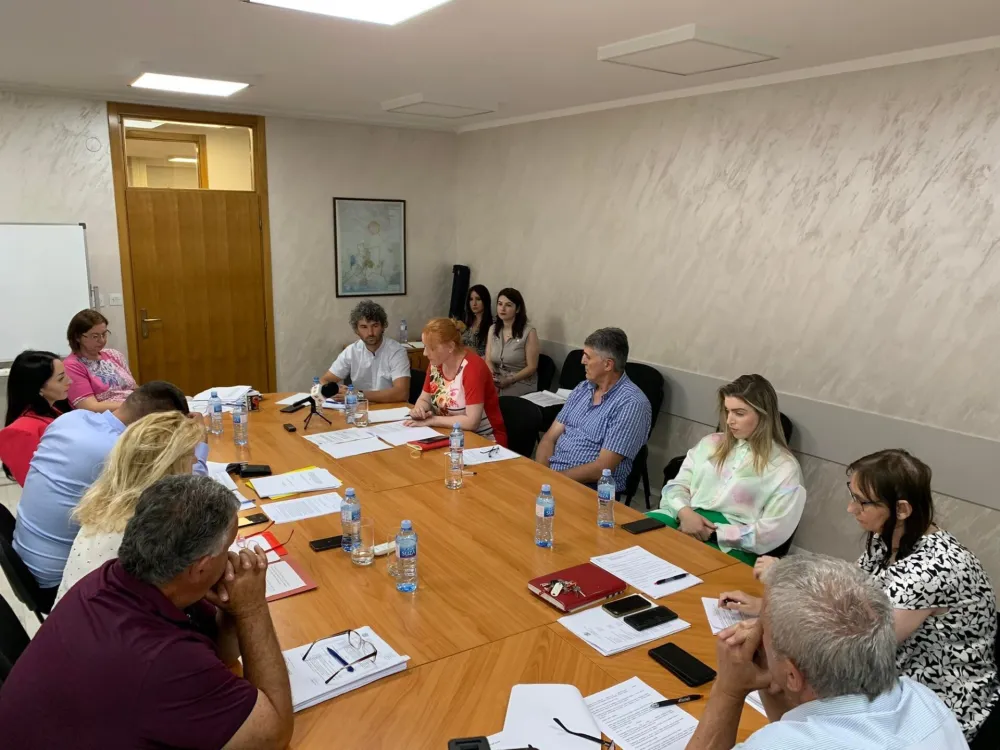(ВИДЕО) Кривична приjава због точења горива: Службеник 88 пута злоупотријебио картицу