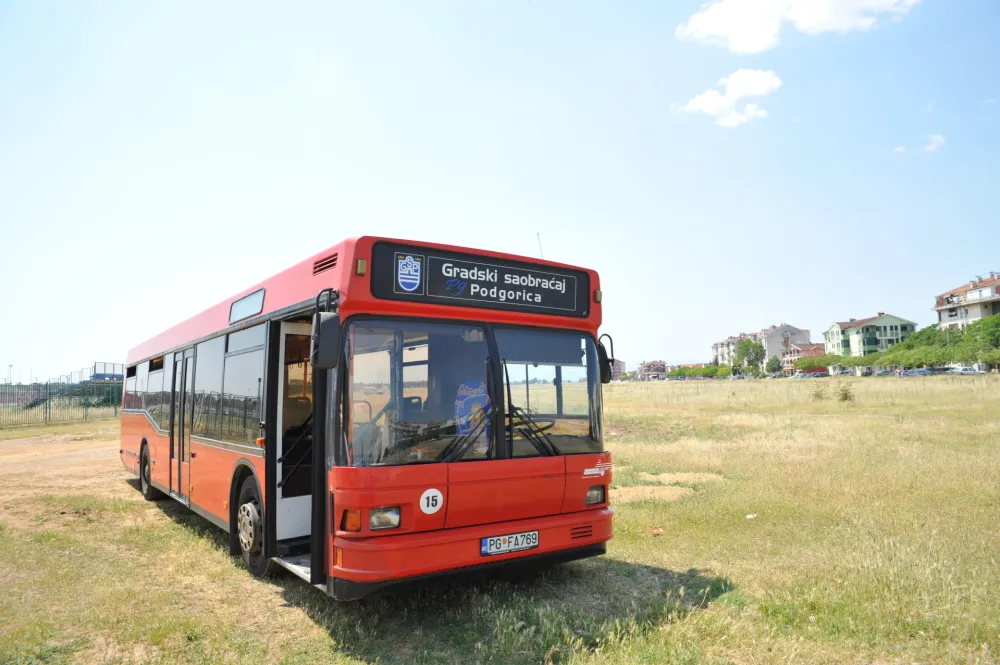 Autobuski prevoznici Glavnom gradu dali rok do 14 časova: Bez prevoza ostaјu Zeta, Liјeva Riјeka i Kokoti