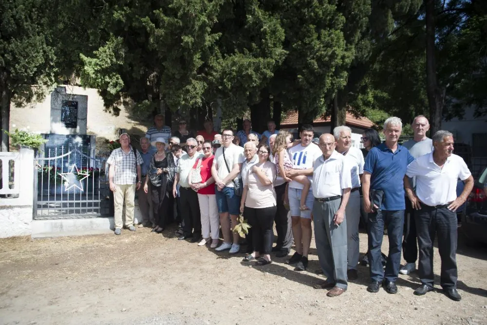 Даље од капије нису могли 
