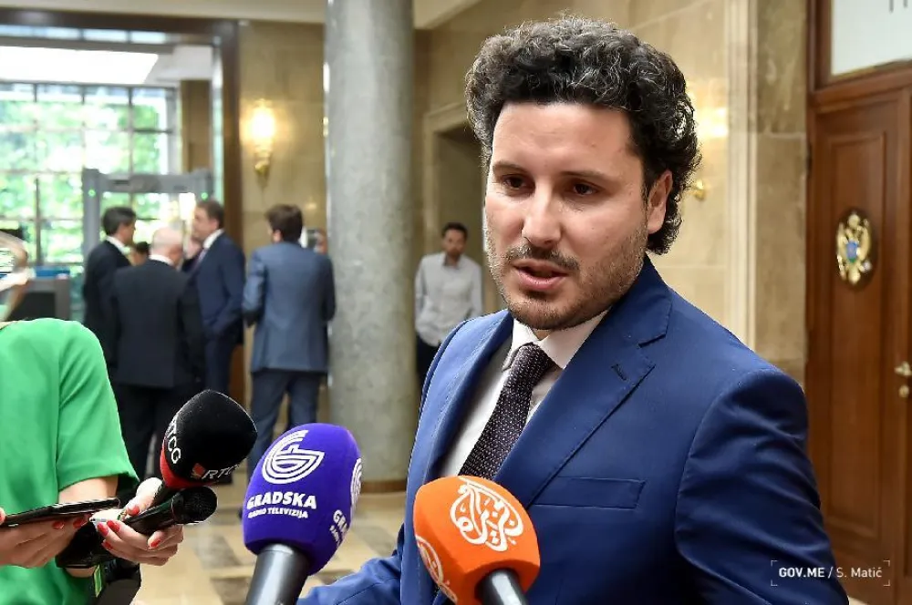 Abazović sa novinarima 