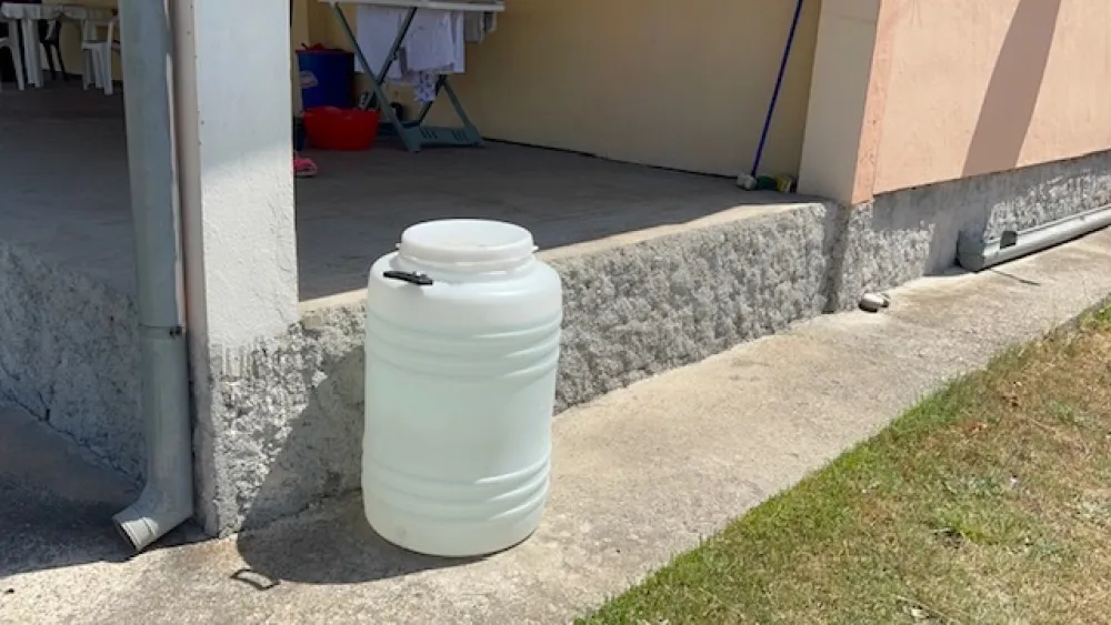 (VIDEO) Stanovnici Baliјača i ovog ljeta nemaјu uredno vodosnabdiјevanje: Voda iz česme curi kao rakiјa iz lule