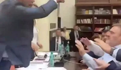 Foto: Facebook | Incident u parlamentu: Gađao poslanike &scaron;oljama za kafu i fla&scaron;ama s vodom<br>