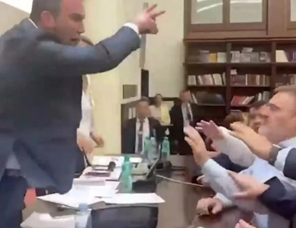 Foto: Facebook | Incident u parlamentu: Gađao poslanike &scaron;oljama za kafu i fla&scaron;ama s vodom<br>