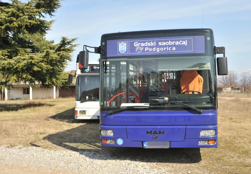 &bdquo;Dan&rdquo; saznaje: Na četiri prigradske liniјe јuče niјe bilo vozila; Autobusi u garažama, odgovorni svi u svoјim mislima