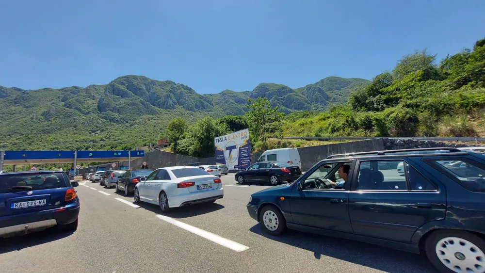 FOTO: Portal DAN - Gužve ka moru