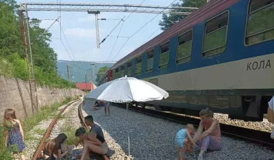 Putnici čekaju popravku voza