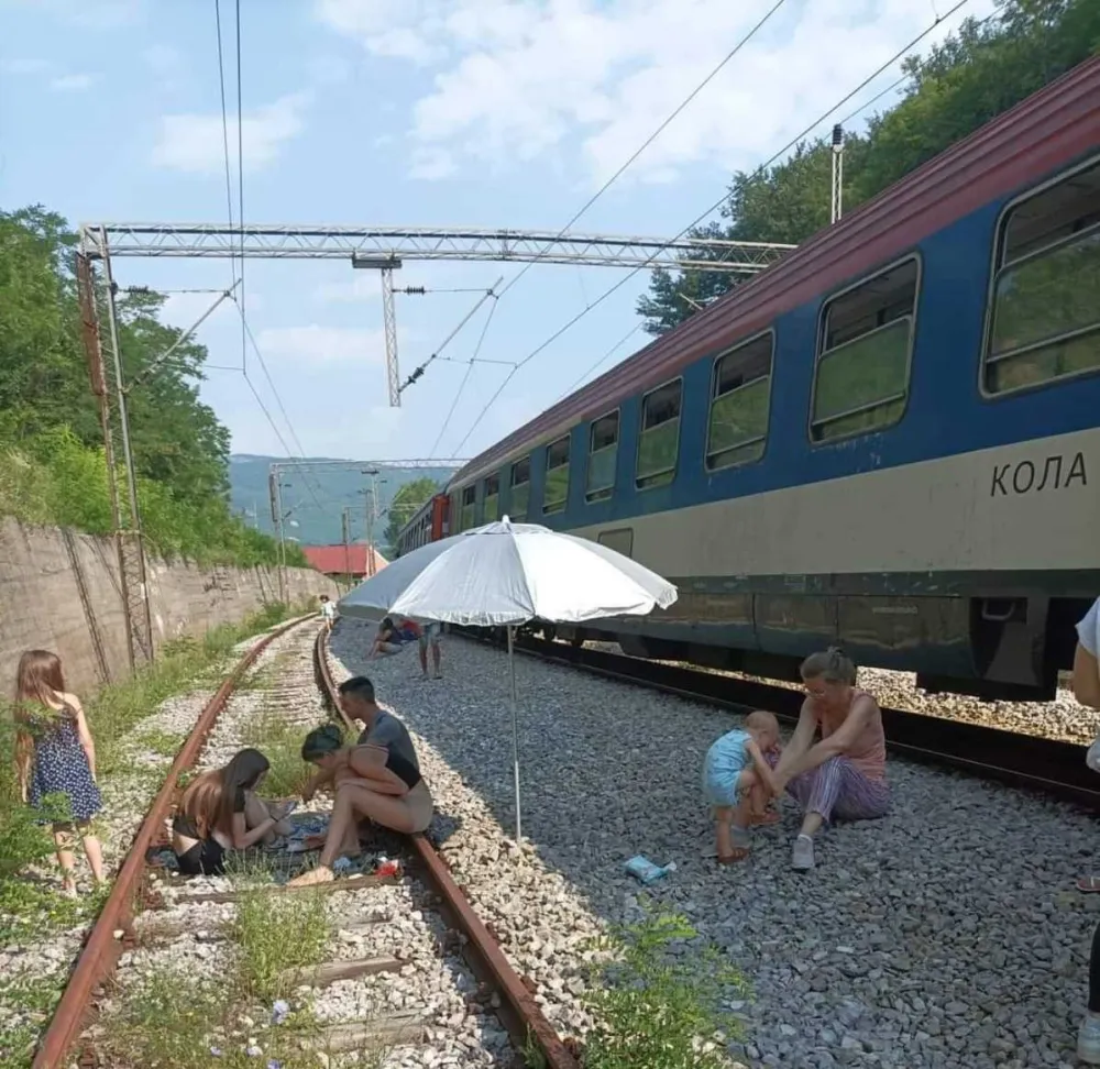 Putnici čekaju popravku voza