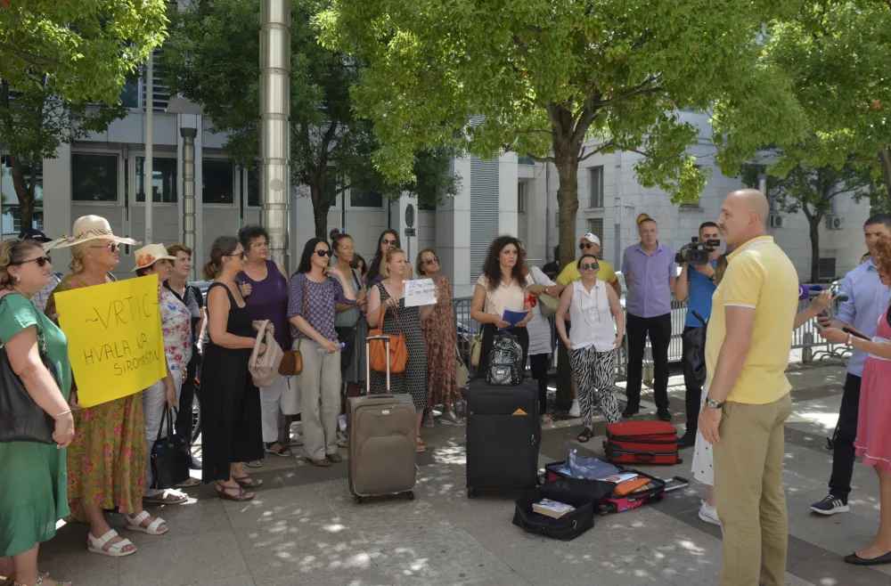 Protest nastavnika ispred Vlade, protest prosvetnih radnika, prosvetni radnici iz Budve