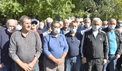 okupljanje penzionera kapa, penzioneri kapa, protest penzionera kapa, protest penzionera kapa ispred ministarstva ekonomije