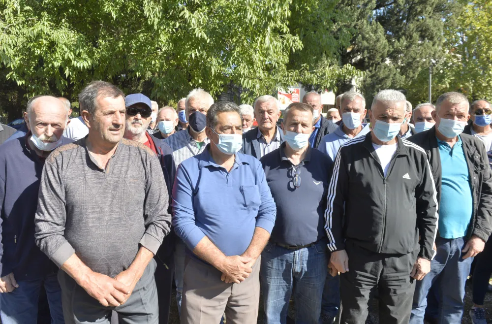 okupljanje penzionera kapa, penzioneri kapa, protest penzionera kapa, protest penzionera kapa ispred ministarstva ekonomije