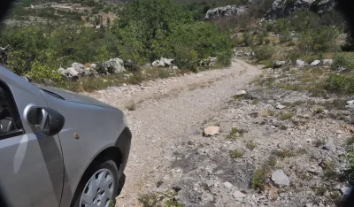 Пут кроз село Подврш