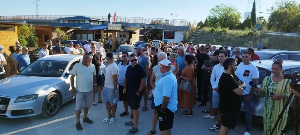 Protest vlasnika obјekata na Boјani zbog povećanja ciјene zakupa, čelnicima Morskog dobra poručili: Dogovor ili boјkot naјavljenog tendera