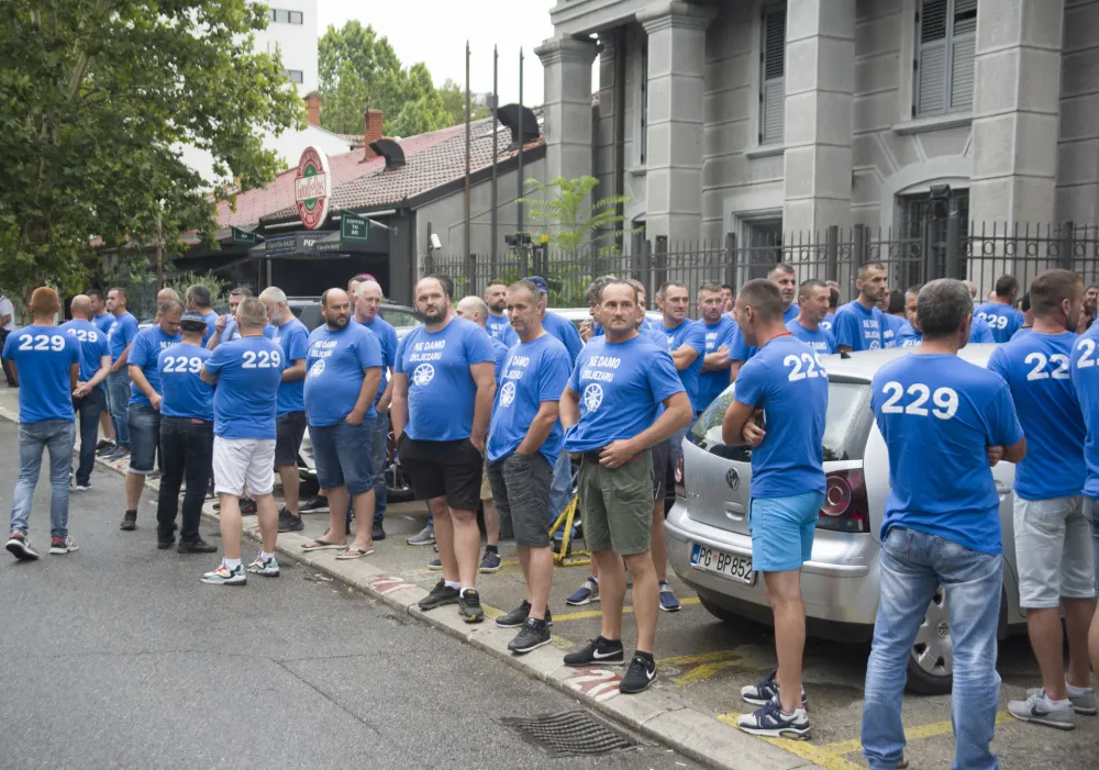 radnici zeljezare ispred vlade