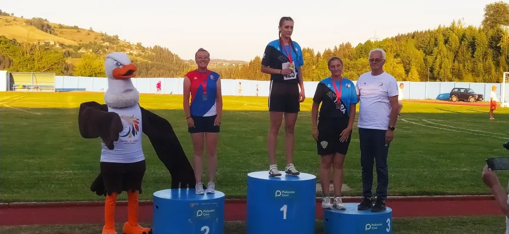 Mojkovčanke na postolju