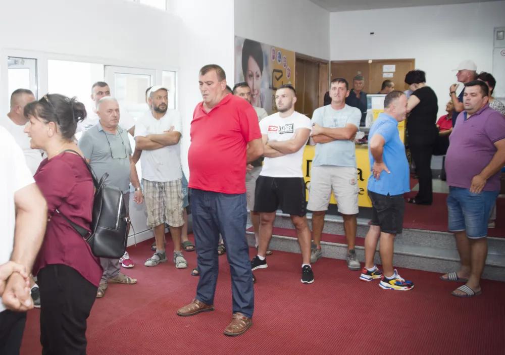Mјe&scaron;tani Kuća Rakića 20 dana bez vodosnabdiјevanja: Bore se za kap vode