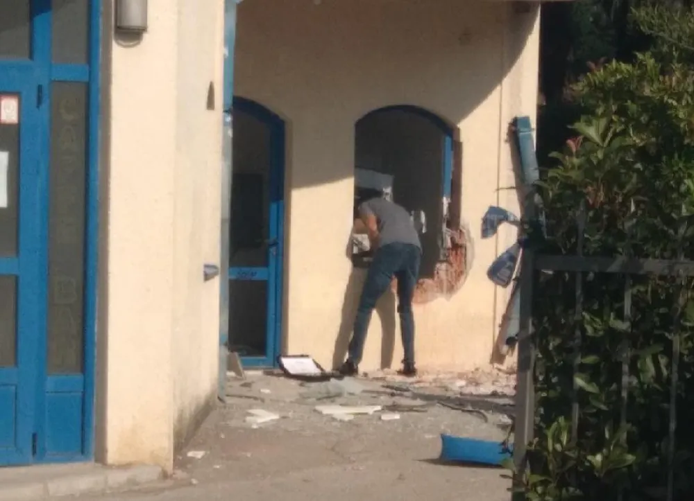 Poku&scaron;aj pljačke: Novac se nalazi u o&scaron;tećenom bankomatu