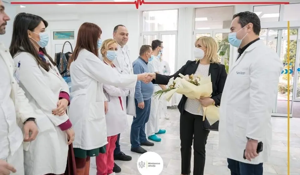 Министарка са директором и љекарима