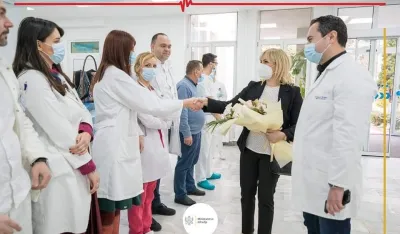 Министарка са директором и љекарима